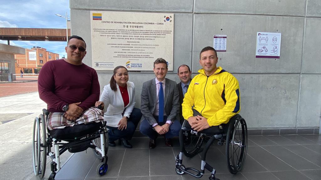 Embajador del Reino Unido compartió con veteranos con discapacidad de la Fuerza Pública